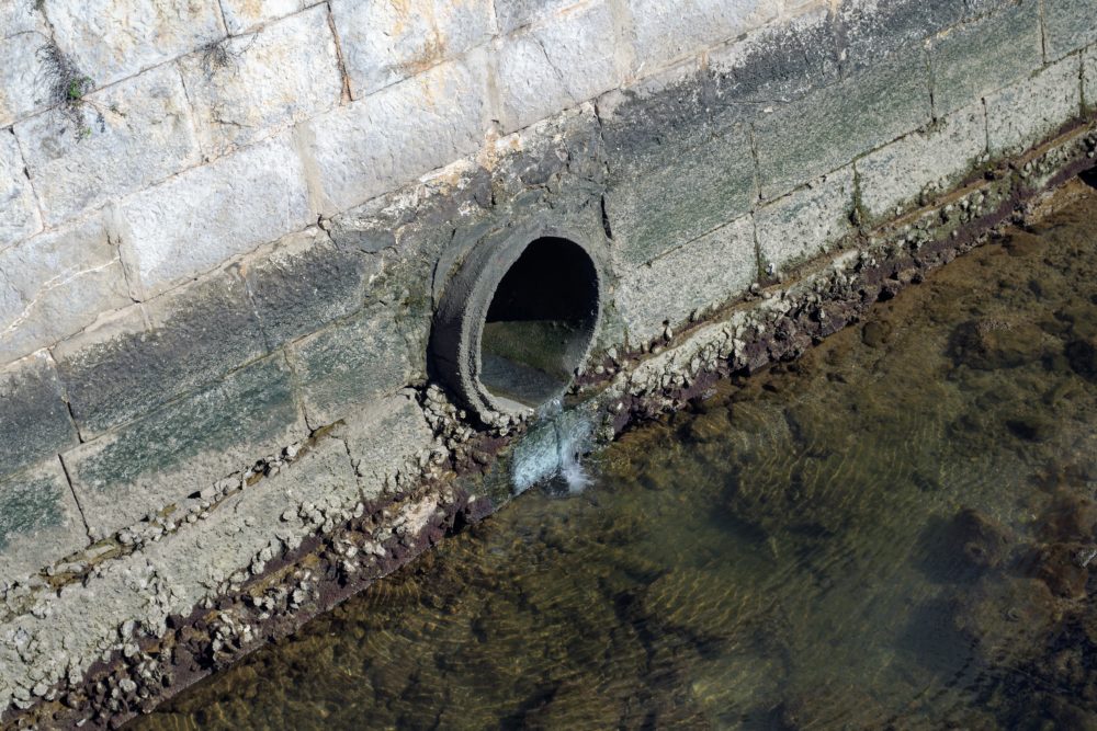 A drain along the Gilão.